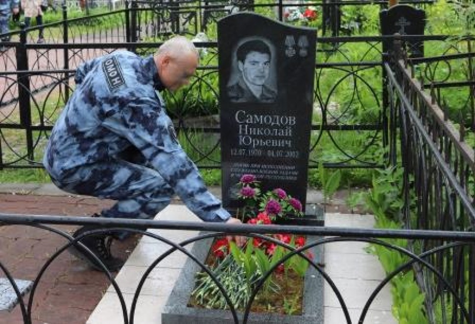 В Архангельске сотрудники Росгвардии почтили память погибшего бойца ОМОН